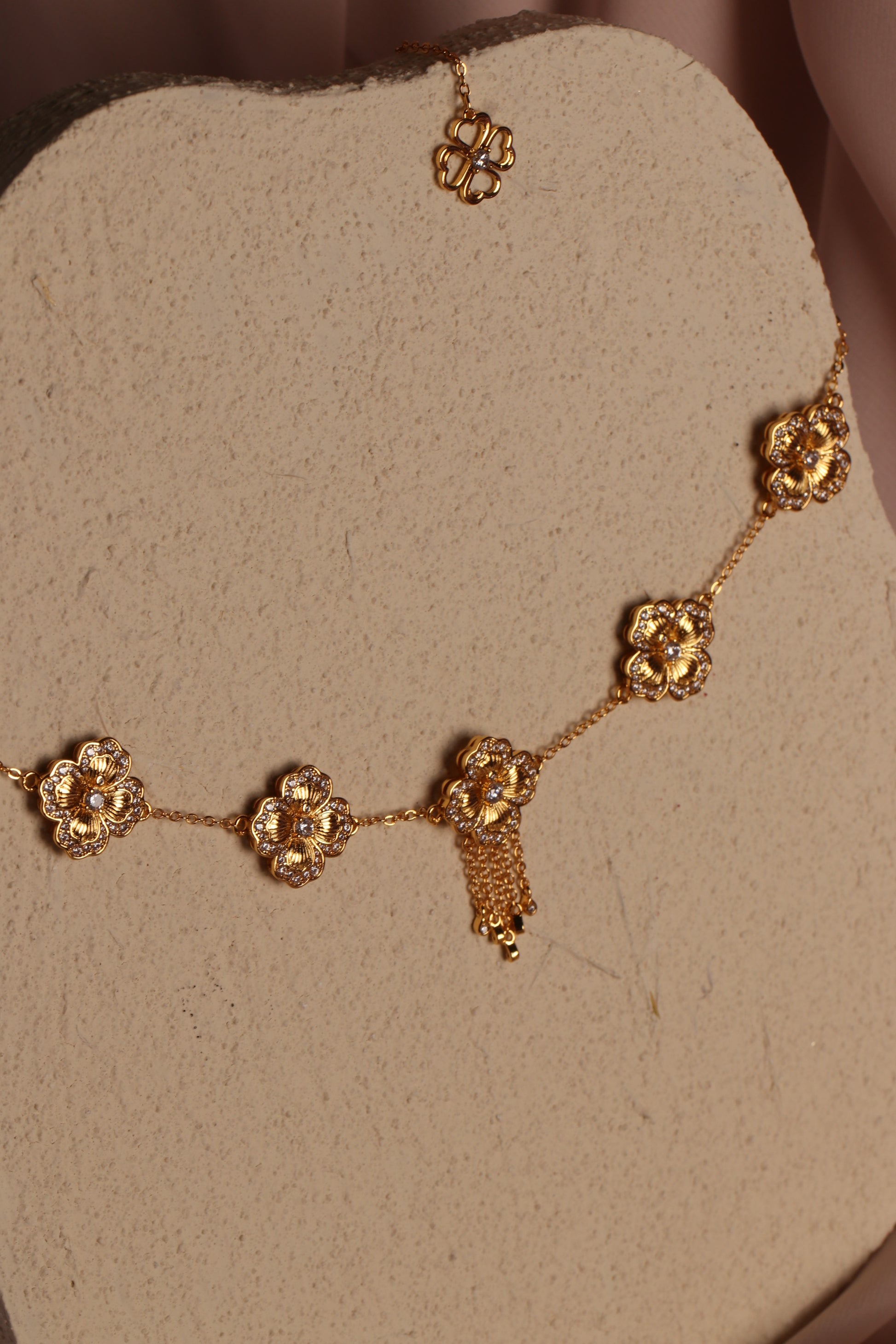 Golden Flora - 5 flowers  necklace