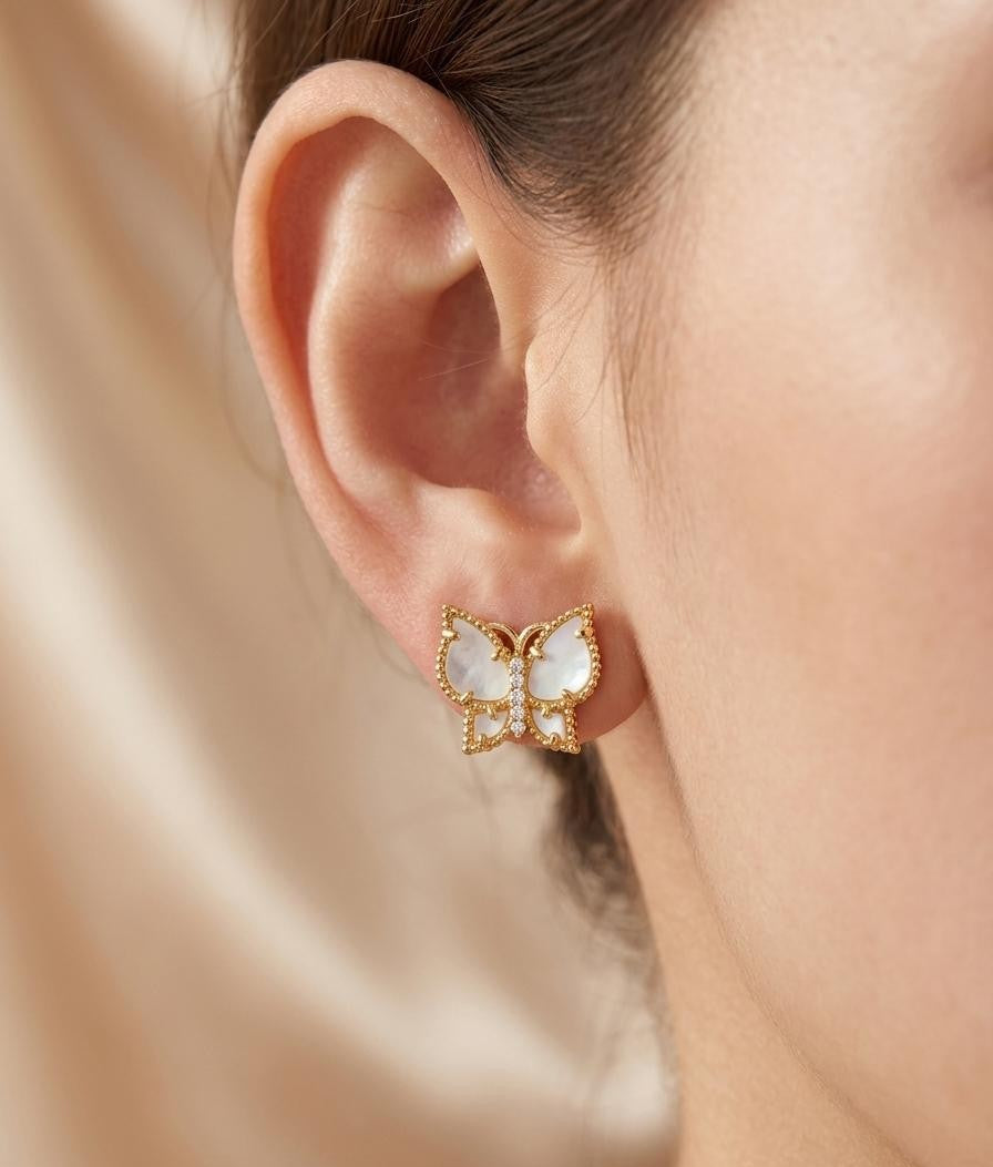 Julia Earrings - Pearl