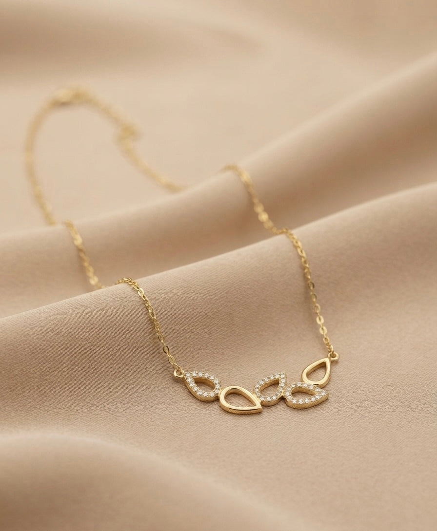 Glowing Bloom necklace by Ritzy