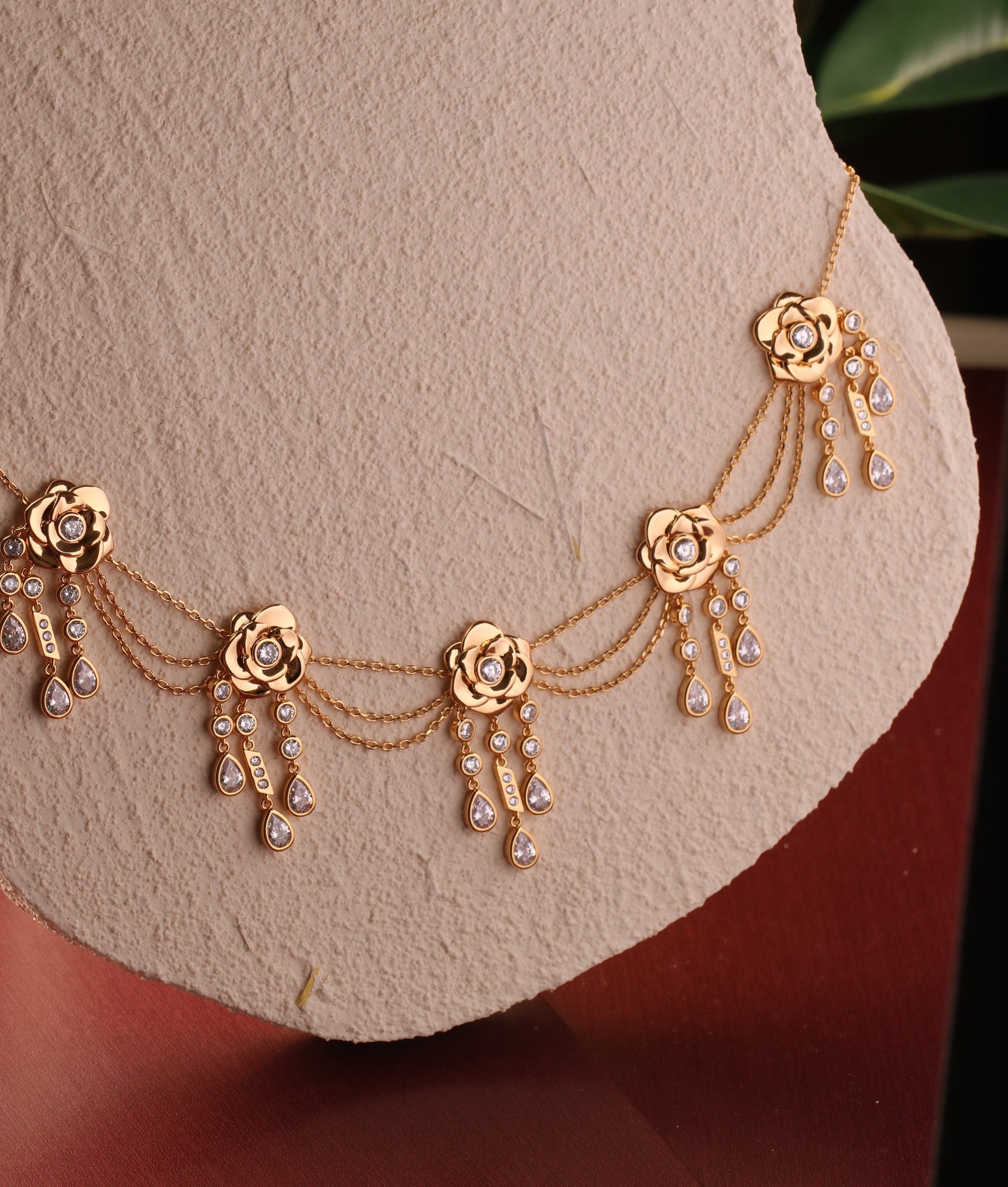 Ward 5 Roses Choker