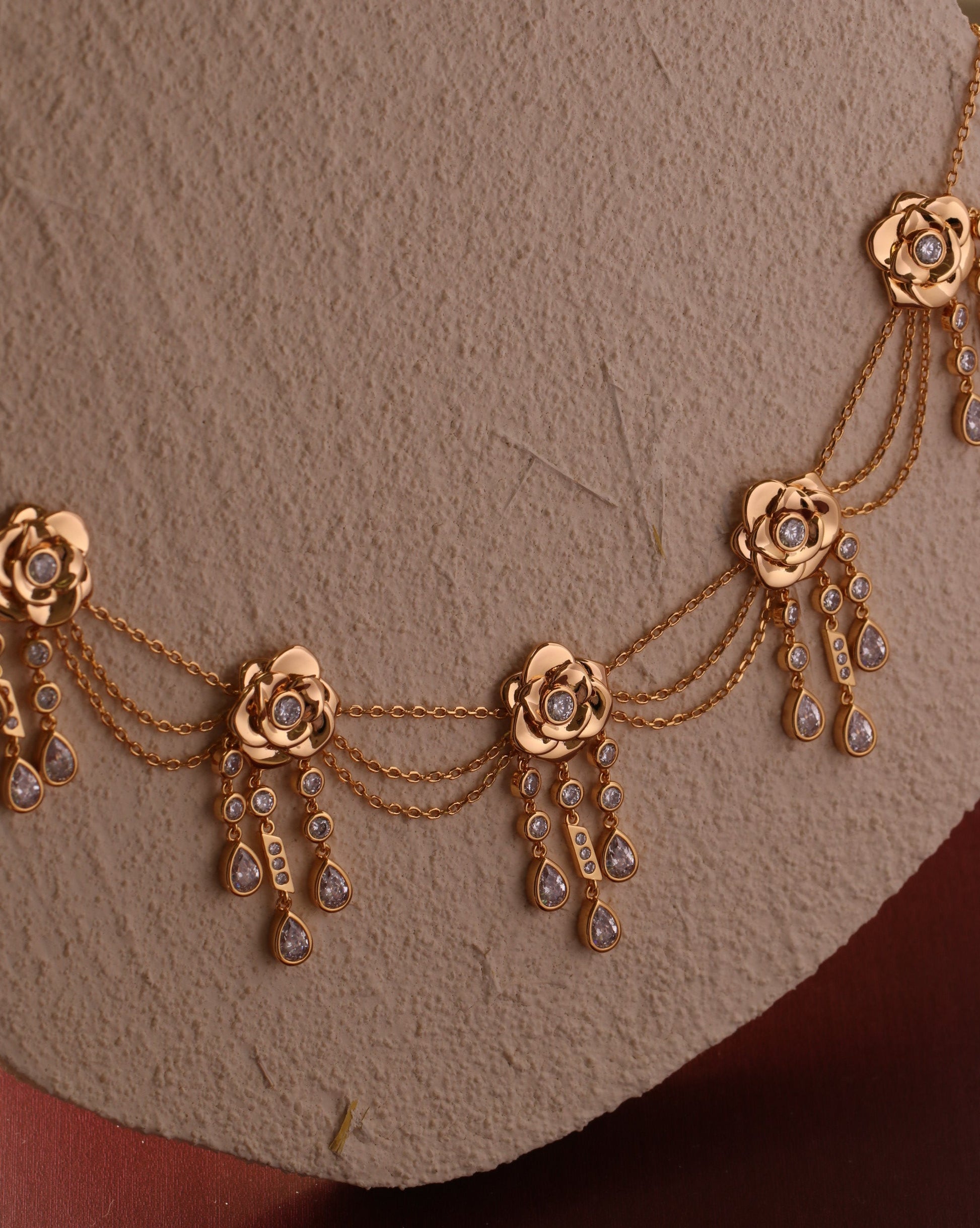 Ward 5 Roses Choker