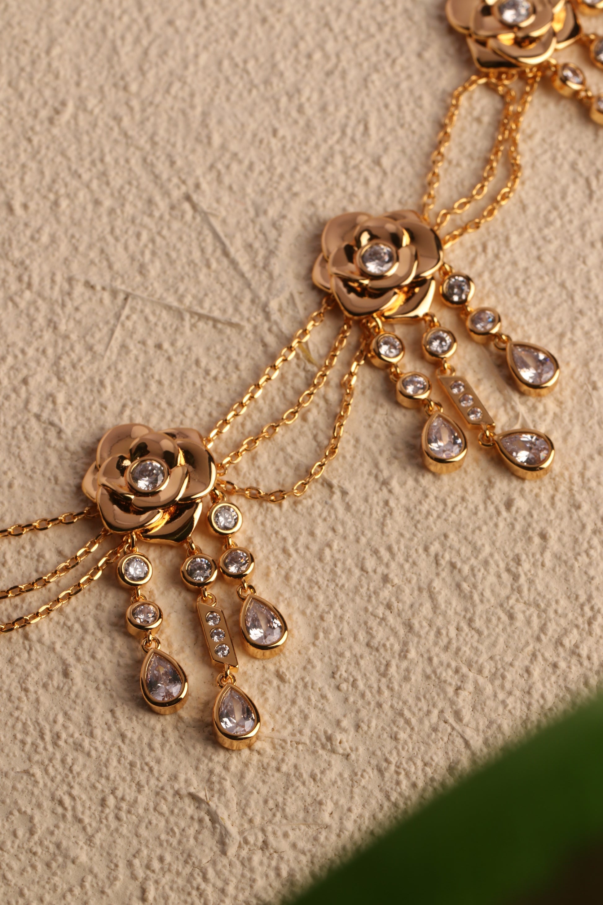 Ward 5 Roses Choker