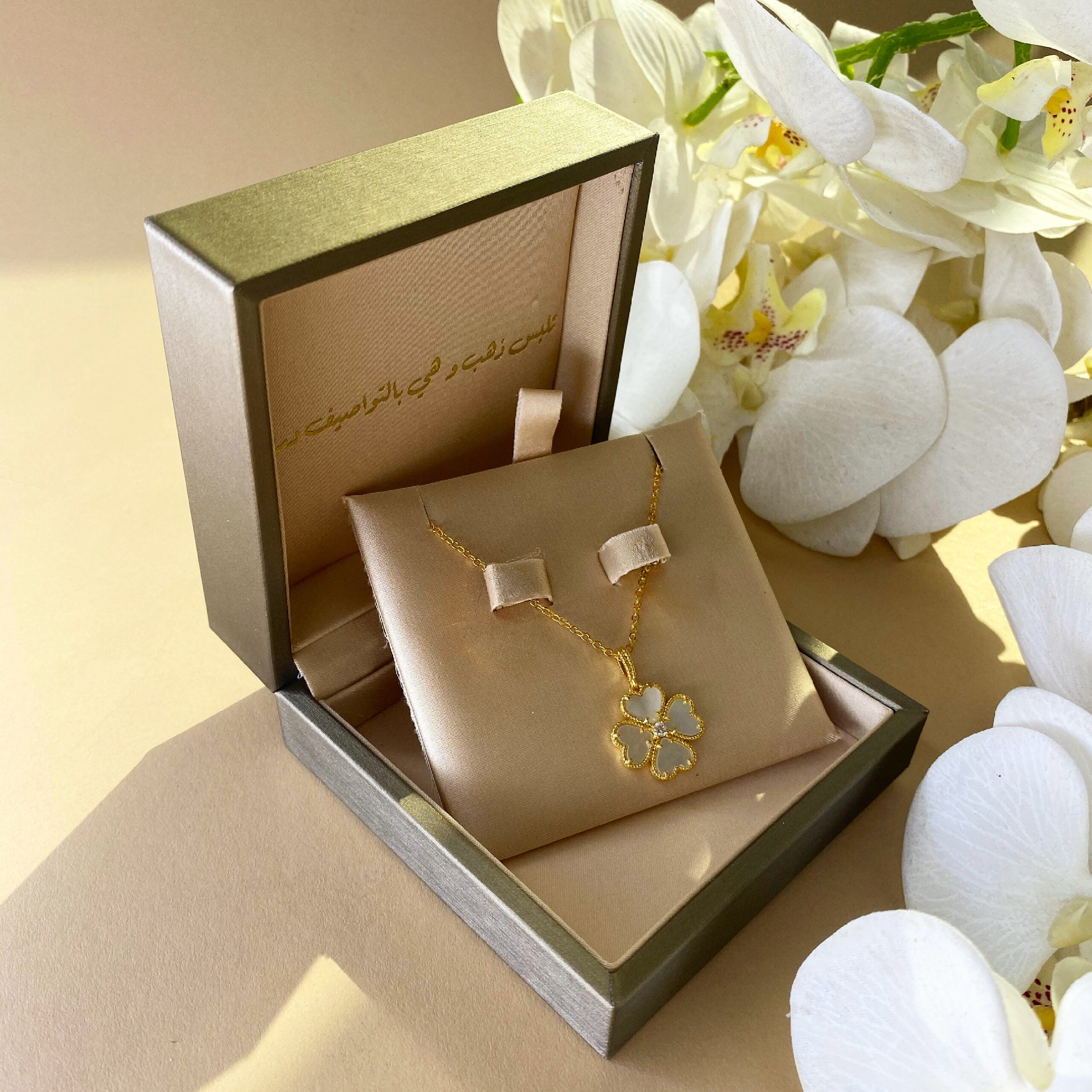 Signature Short Necklace - Pearl