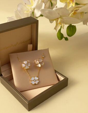 SET OF SINGLE FLOWER NECKLACE AND EARRINGS