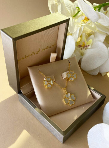 RITZY SIGNATURE - PEARL NECKLACE & EARRINGS SET