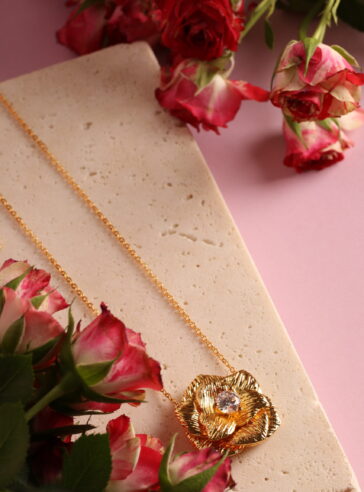 Golden petals - Long Necklace